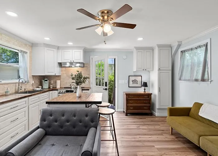 Tiny House Retreat Hot Tub Cozy * Pensacola