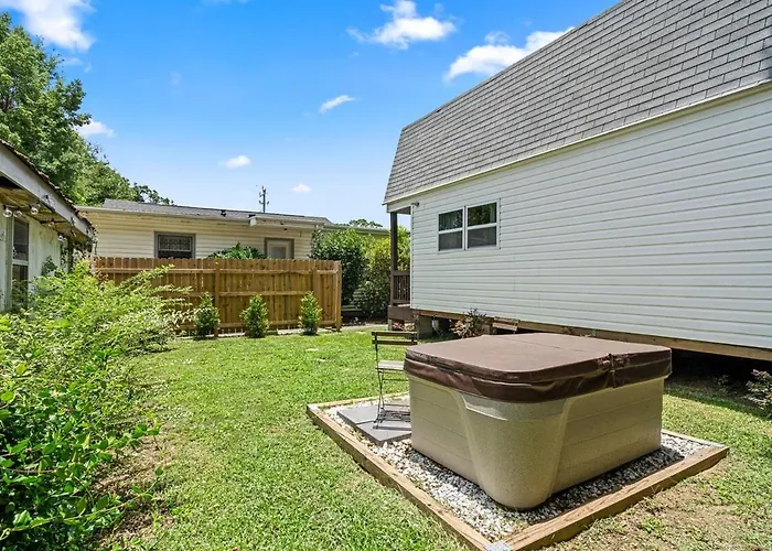 Tiny House Retreat Hot Tub Cozy Pensacola