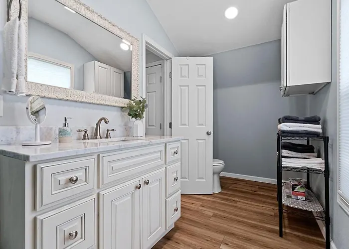 Tiny House Retreat Hot Tub Cozy Holiday home Pensacola