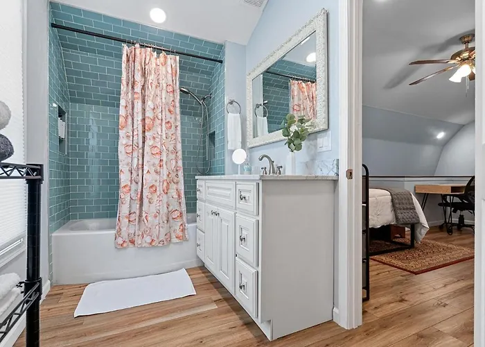 Tiny House Retreat Hot Tub Cozy *