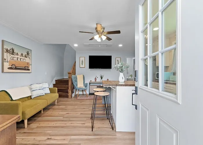 Tiny House Retreat Hot Tub Cozy Holiday home Pensacola