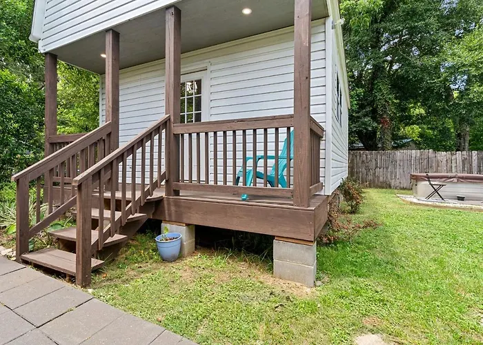 Tiny House Retreat Hot Tub Cozy Holiday home Pensacola