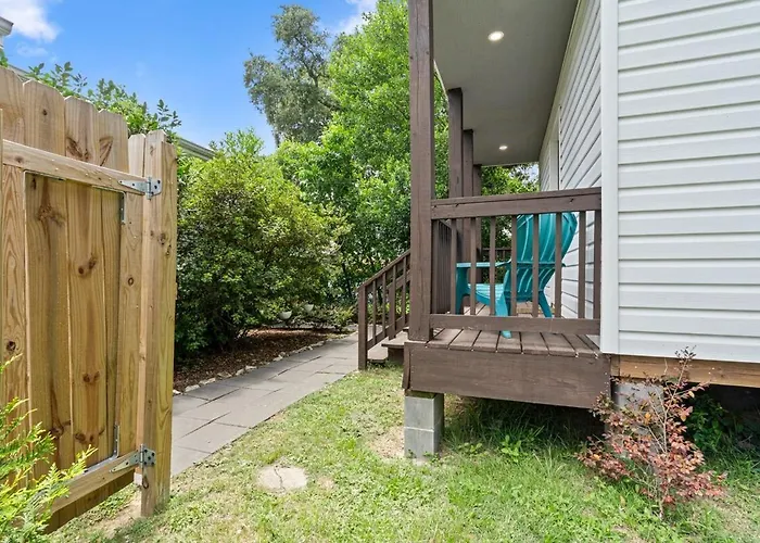 Tiny House Retreat Hot Tub Cozy * Pensacola